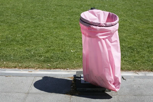 ピンクのゴミ袋 — ストック写真