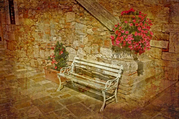 Старая скамейка в красивом патио — стоковое фото
