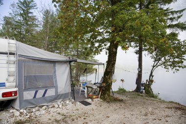 tarafından bohinj Gölü kamp