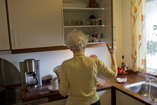 Senior in ihrer Küche — Stockfoto