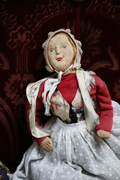 Антикварная кукла — стоковое фото