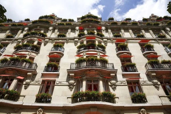 Piękna fasada paryski — Zdjęcie stockowe