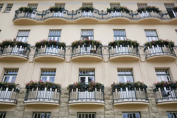 Fassade mit schönen Balkonen — Stockfoto