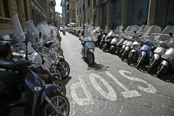 Parked scooters — Stock Photo, Image