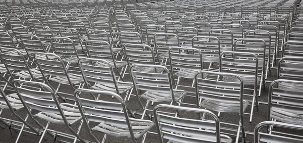 Assentos exteriores vazios — Fotografia de Stock