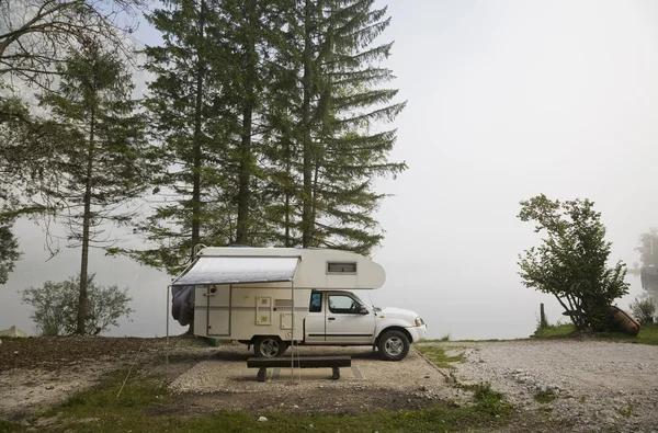 Acampar pelo Lago Bohinj — Fotografia de Stock