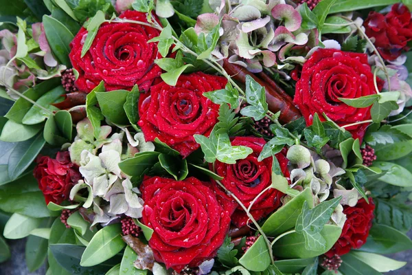 Decoración con rosas rojas — Foto de Stock