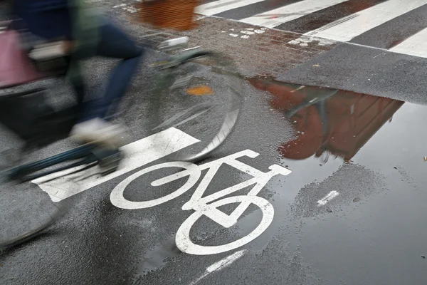 Bike in rain — Stock Photo, Image