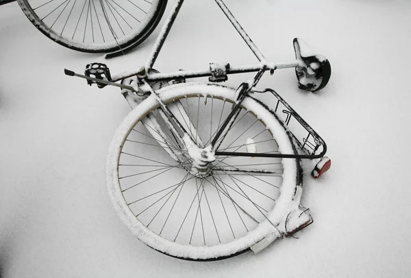 Ποδήλατο στο χιόνι — Φωτογραφία Αρχείου