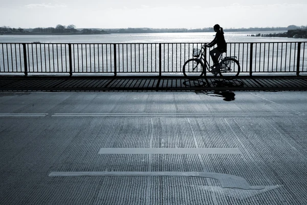 Велосипедист ранним утром — стоковое фото