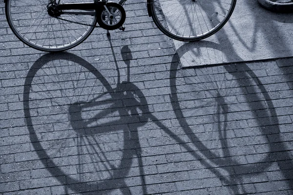 Bicicleta e sombra — Fotografia de Stock