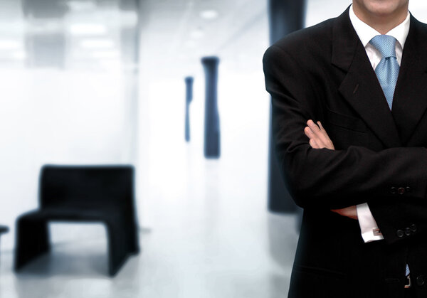 Бизнесмен в современном офисе
