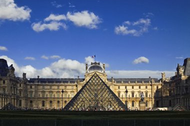 Paris 'teki Louvre Müzesi