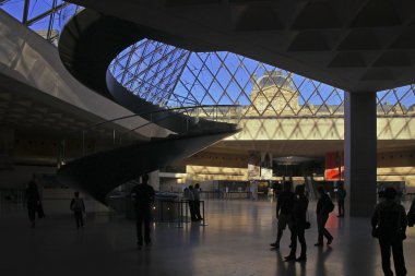 Paris 'teki Louvre Müzesi