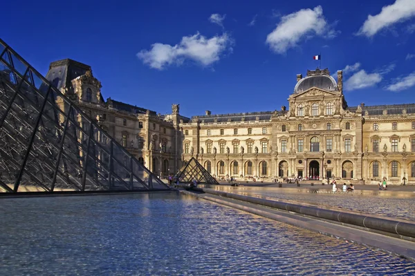 Музей Лувр у Парижі — стокове фото