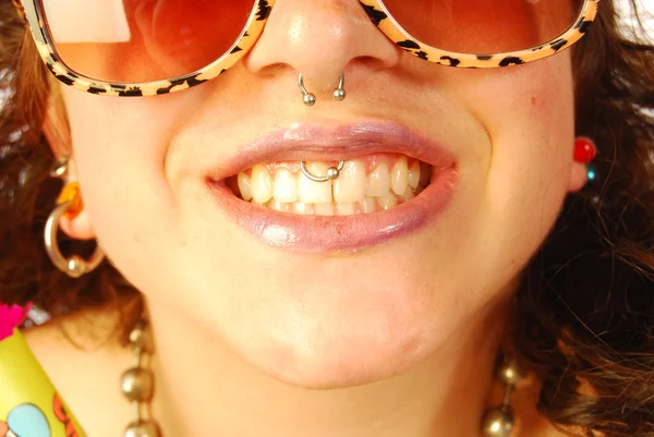 Um sorriso (trinta e dois dentes) entre o piercing — Fotografia de Stock