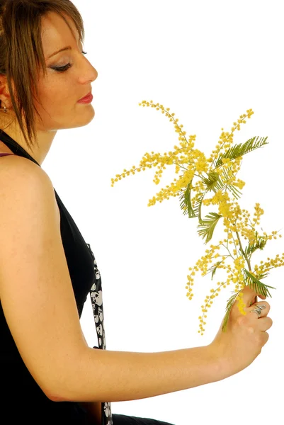 Kobieta z mimozy — Zdjęcie stockowe