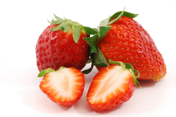 Whole strawberries and cut strawberries — Stock Photo, Image