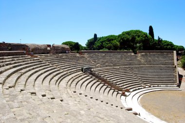 Roma amfi tiyatro kalıntıları