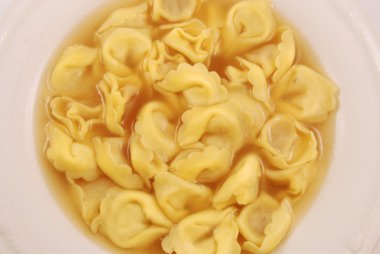 et suyu içinde tortellini