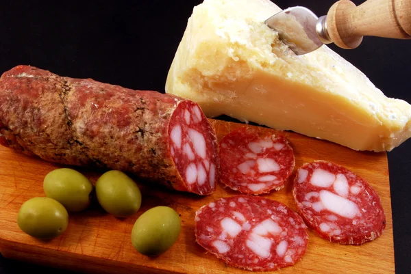 Grana Käse und Salami — Stockfoto