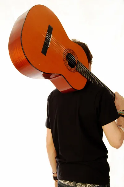 Guitarra en su espalda y lejos — Foto de Stock
