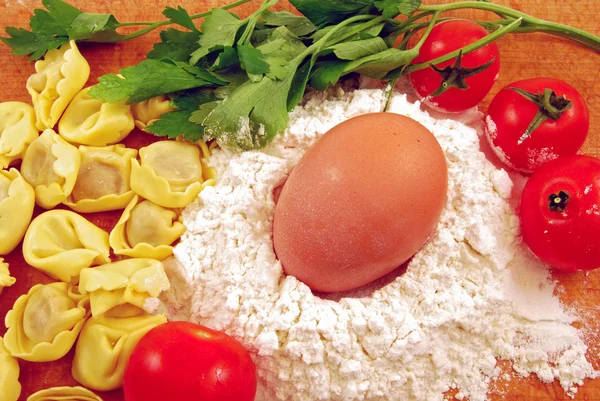 Dans la cuisine - tortellini farcis aux tomates, oeuf, farine — Photo