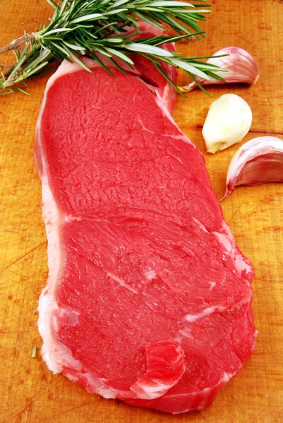 Italienisches steak - scottona knoblauch und rosmarin — Stockfoto