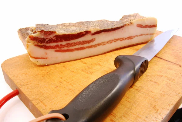 Prospettiva di un coltello e una fetta di pancetta — Foto Stock