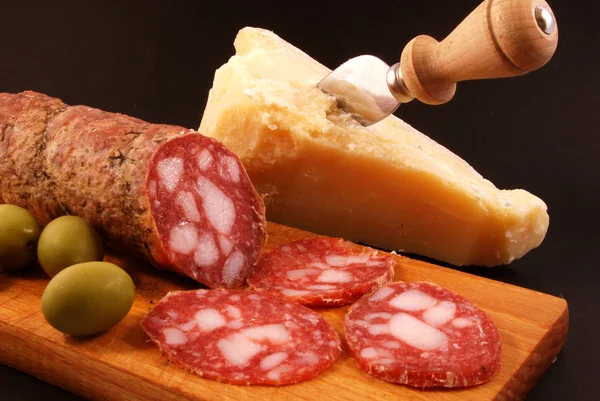 Salami, parmesan cheese, green olives, — Stockfoto