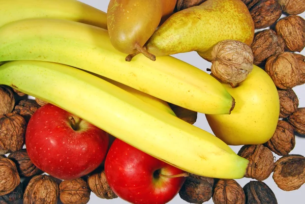 Сезонные фрукты с орехами — стоковое фото