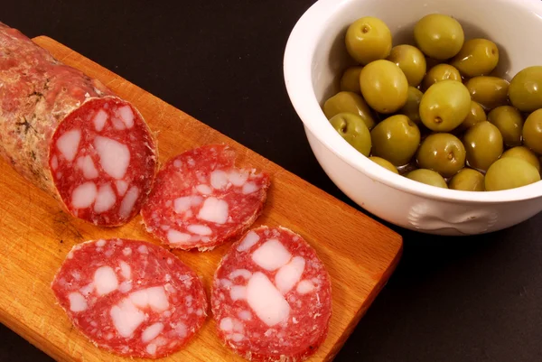 Salame affettato con olive — Foto Stock