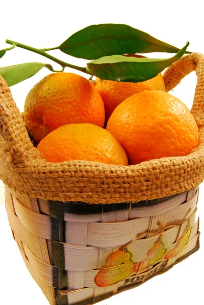 Klein mandje van mandarijnen — Stockfoto