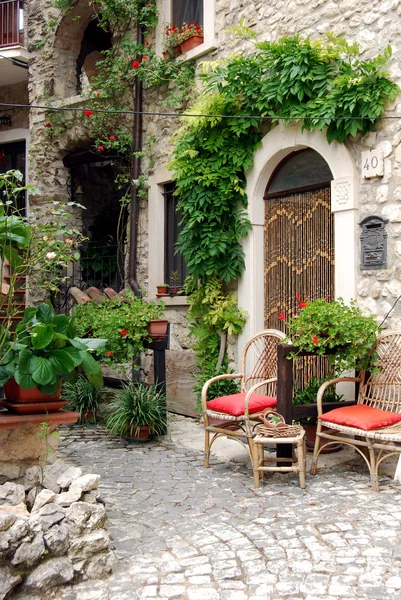 Lilla torget mellan husen i assergi - abruzzo - Italien — Stockfoto