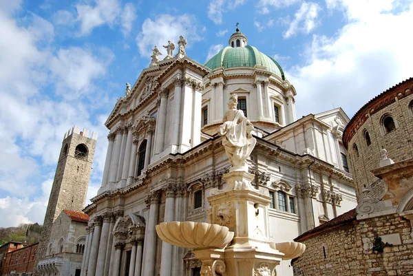 Estátua na Piazza del Duomo - Brescia — Fotografia de Stock