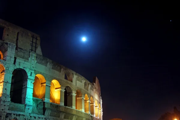 コロッセオは月を見る — ストック写真