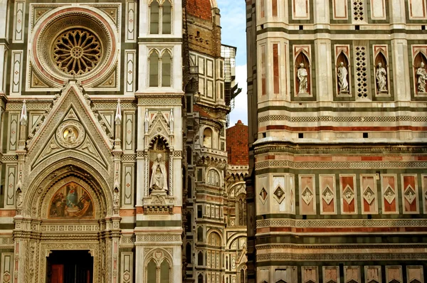 La fachada de Santa Maria del Fiore en Florencia — Foto de Stock