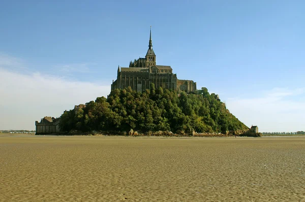 La isla de Mont Saint Michel durante una marea fuerte - Vista desde — Foto de Stock