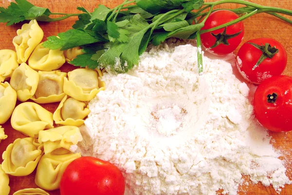 Τορτελίνια γεμιστά με σάλτσα ντομάτας — Φωτογραφία Αρχείου