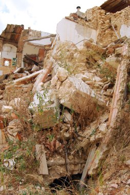 (İtalya Abruzzo deprem moloz)