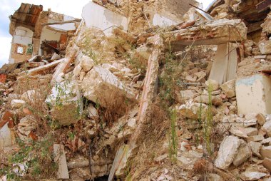 (İtalya Abruzzo deprem moloz)