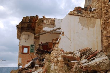 (İtalya Abruzzo deprem moloz)