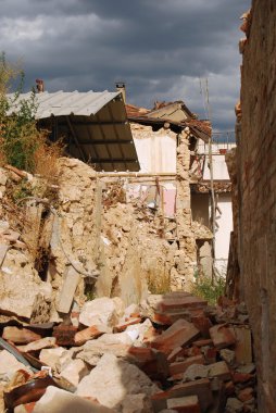 (İtalya Abruzzo deprem moloz)