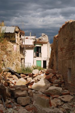 (İtalya Abruzzo deprem moloz)