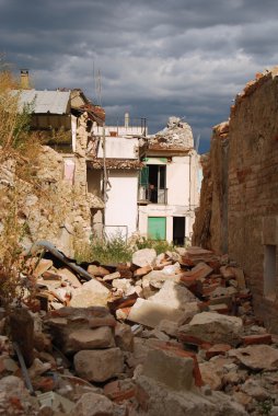 (İtalya Abruzzo deprem moloz)