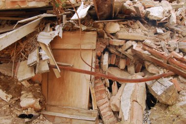 (İtalya Abruzzo deprem moloz)