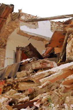 (İtalya Abruzzo deprem moloz)