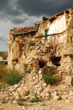 Abruzzo deprem moloz