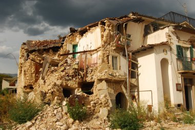 Abruzzo deprem moloz