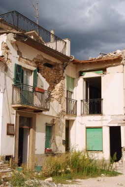 (İtalya Abruzzo deprem moloz)